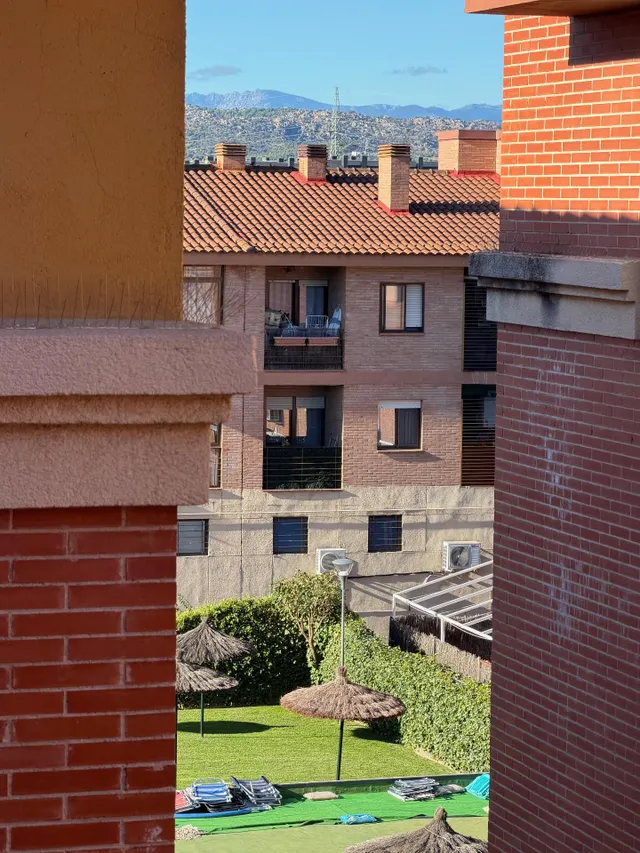 Luminoso piso de 3 dormitorios con piscina, garaje y trastero en el centro de Villanueva del Pardillo — 21