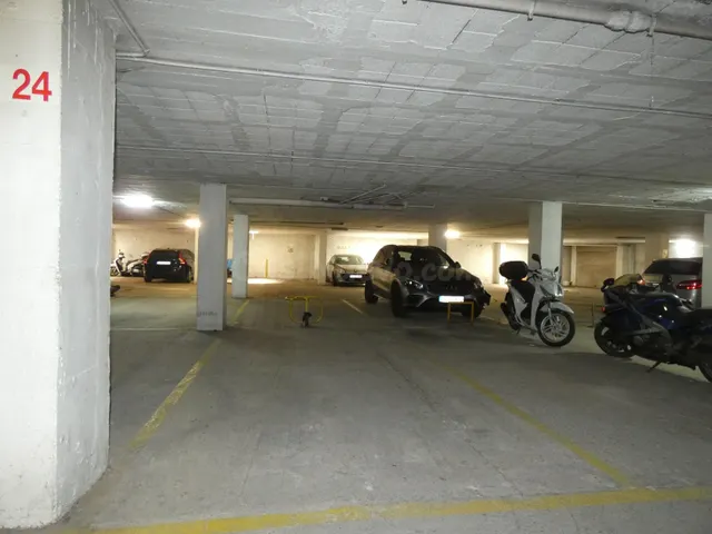 CALONGE: Gran plaza de parking de 18 m2. para coche y moto,  - foto 4