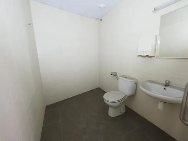 SE VENDE LOCAL COMERCIAL EN CASTELLBISBAL — 12