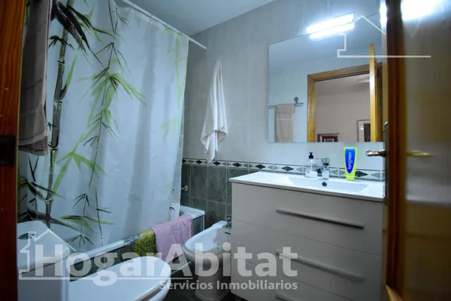Confort y vistas al mar en este espacioso piso con balcón, gran garaje y trastero junto a la playa — 32