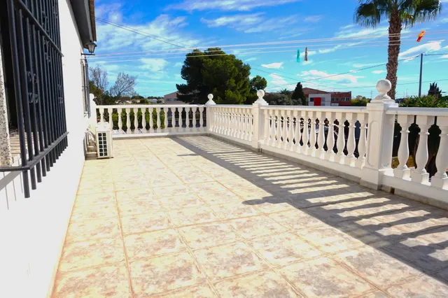 OPORTUNIDAD CHALET URBANO CON PISCINA EN LA GALIA — 25