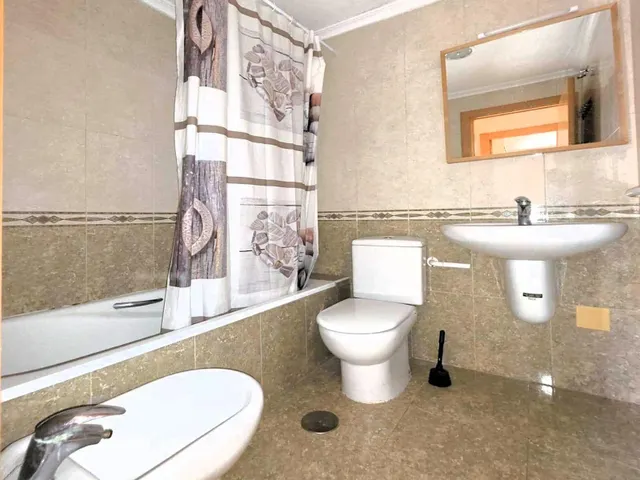 Magnífica y espaciosa casa adosada de 4 plantas (aprox. 176 m2). Varias terrazas y gran zona de piscina comunitaria. Cerca de campos de golf, La Zenia Boulevard, y a poco más de 5 km de las playas. — 21