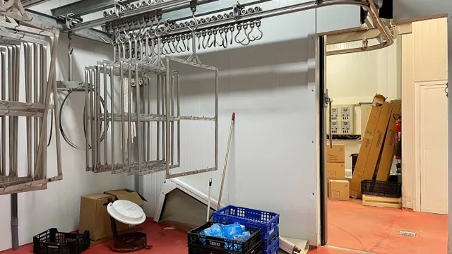 Venta de restaurante y fábrica de embutidos — 42