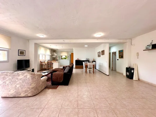 CASA CON MÚLTIPLES POSIBILIDADES EN DÚRCAL — 31
