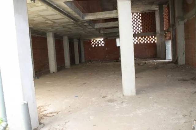 Local comercial en Orihuela cerca del Colegio Santo Domingo y de la Casa Museo de Miguel Hernández. — 11