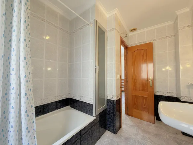 Casa con patio, terraza y acceso a dos calles en el centro de Beniarjó — 30