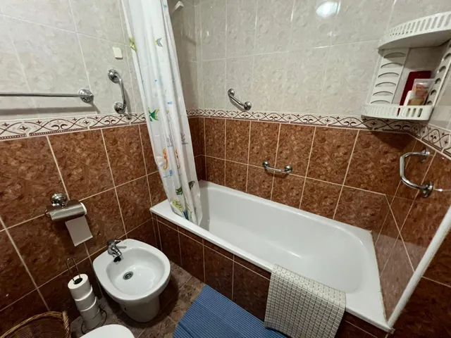 APARTAMENTO DE 2 habitaciones, TODO EXTERIOR, RODEADO DE TODOS LOS SERVICIOS — 24