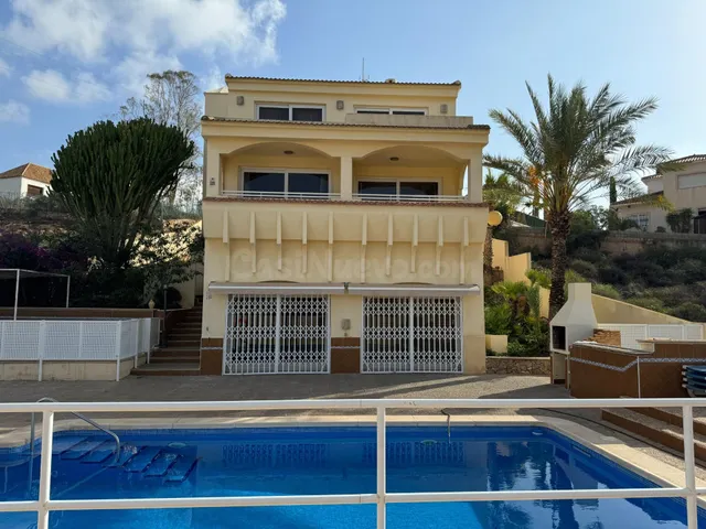 Chalet independiente de 5 dormitorios en venta en Isla Plana - foto 2