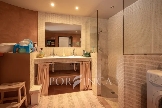Villa con carácter de 5 dormitorios cerca de Palamós en un entorno verde. Piscina. — 16