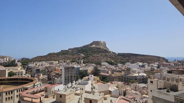 Amplia vivienda de 159 m2 con vistas panorámicas a los dos castillos de Alicante y plaza de garaje — 2