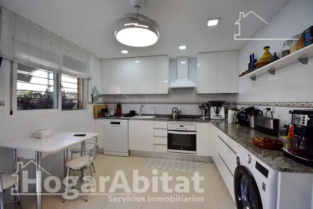 PRECIOSO ADOSADO EN URBANIZACIÓN CON PISCINA, GARAJE Y TERRAZA — 44