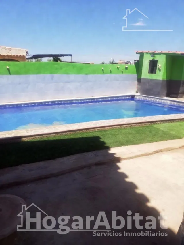 CHALET RÚSTICO CON PISCINA, TERRAZA Y PARKING — 40