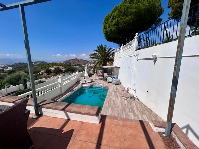 Casa adosada en esquina con piscina privada, jardín y vistas a la Bahía de Málaga — 48