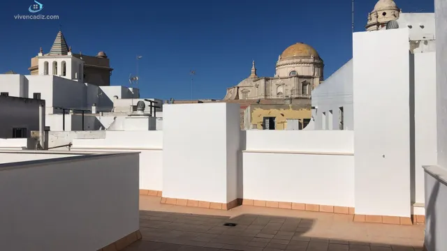 Oportunidad en el Centro de Cádiz: Local Comercial Versátil — 7