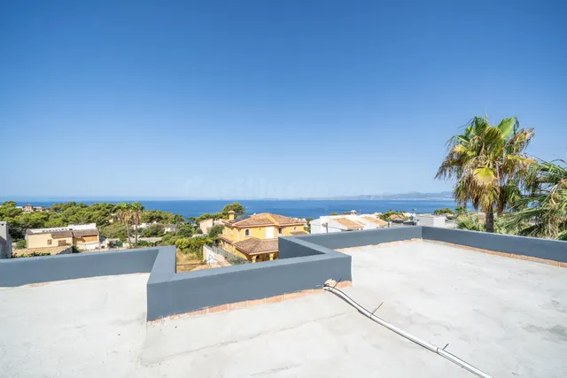 Exclusivo chalet completamente reformado con vistas al mar e