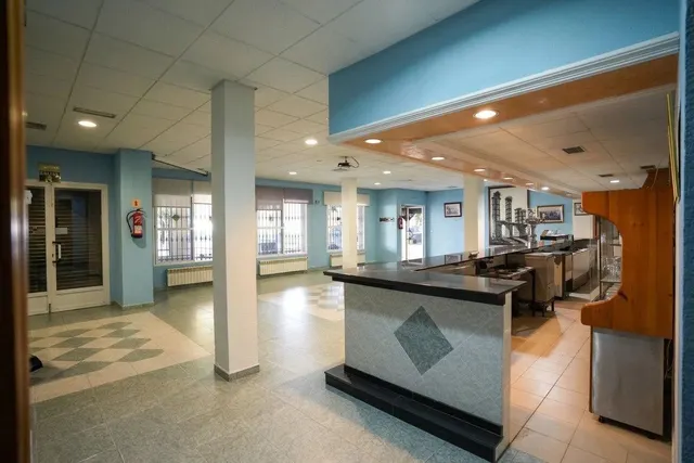 Local comercial de hostelería con gran terraza y salón de eventos en Guadiana. — 24