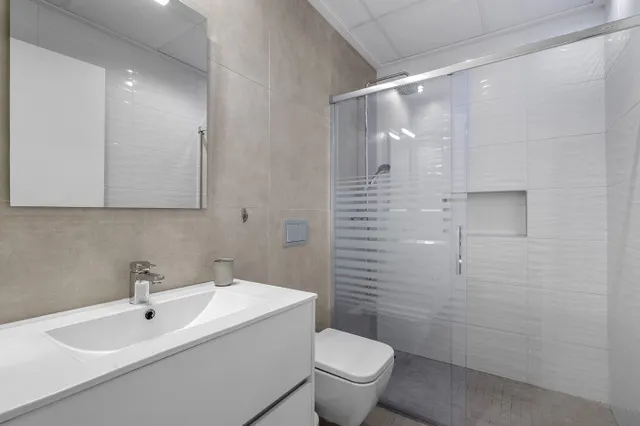Villa moderna con piscina privada, 3 dormitorios y 3 baños. — 16