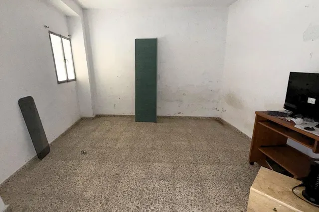 # **Casa de Pueblo Tradicional de 4 Dormitorios con Potencial para Ampliar la Terraza – ¡Solo 35.000 €!** — 12
