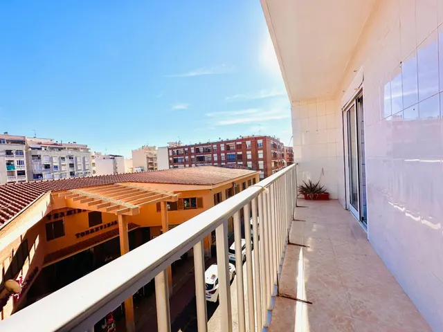 Apartamento en venta en Torrevieja Tres dormitorios un baño - foto 3