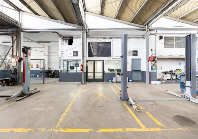 NAVE EN INMEJORABLE SITUACIÓN HABILITADA PARA TALLER — 14