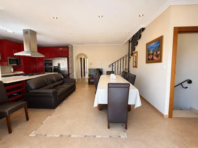 Villa independiente con piscina privada y 6 dormitorios junto a la Laguna Rosa de Torrevieja — 17