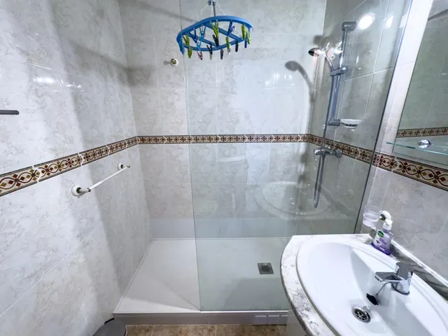Encantador adosado de 2 plantas en Nueva Torrevieja — 2 dormitorios, 2 baños, gran patio y piscina comunitaria — 29