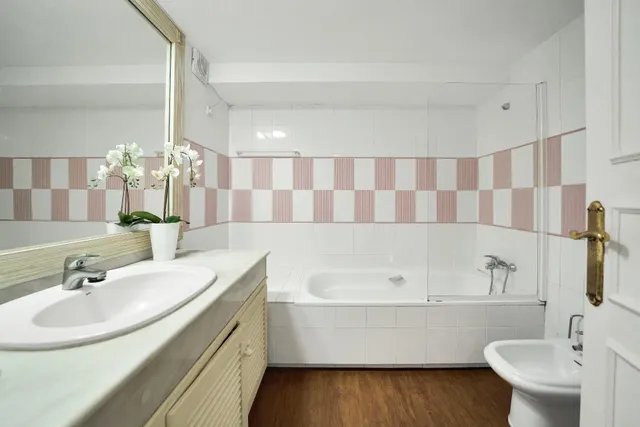 Alquiler larga temporada - Villa Privada con Piscina y Amplio Jardín en Cerrado de Elviria, Marbella — 49