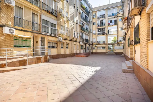 PISO DE 4 DORMITORIOS CONVERTIDO EN 2 EN PLENO CORAZÓN DE TRIANA — 32