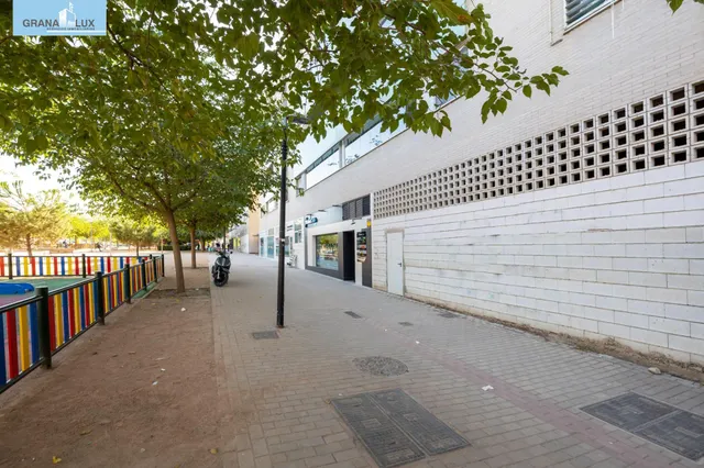Local comercial en el Campus de la Salud ideal para inversión. — 5