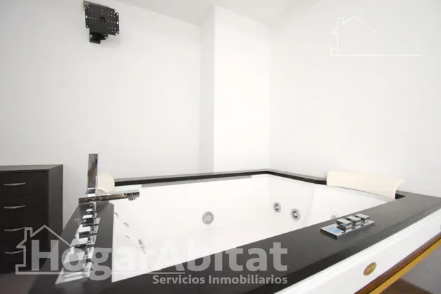 ¡HOGAR DE LUJO! MUY AMPLIO, BONITO Y LUMINOSO, TODO AMUEBLADO — 40