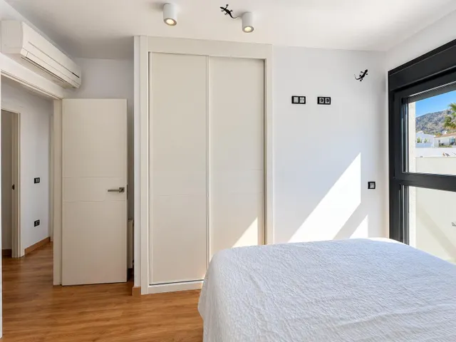 Preciosa casa de esquina con 3 dormitorios, amplia parcela privada y vistas panorámicas en Albir — 32