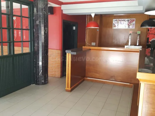 Local comercial con escaparates, esquinero, en el centro de  - foto 2