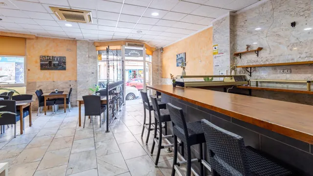 Local comercial listo para restaurante en pleno centro de Torrevieja — 4