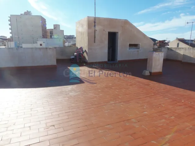 ÁTICO EN PLENO CENTRO CON AMPLIO SOLARIUM CERCA DE LA PLAYA.