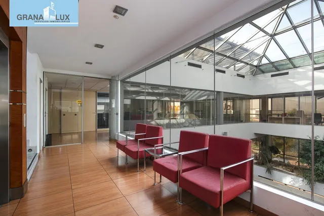 Espectacular edificio a las puertas de Granada , con un uso terciario , con 5 plantas. — 29