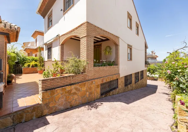 Chalet independiente con piscina privada en Barrio de Monachil – Vistas espectaculares y gran parcela. — 4