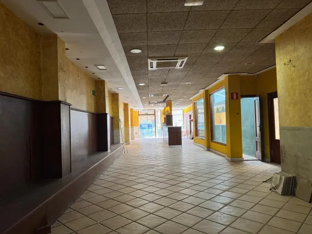¿Buscas un espacio listo para arrancar tu panadería-cafetería a solo unos pasos del Mediterráneo? Este amplio local en pleno centro de Pinedo combina la afluencia turística de la playa con la cli — 10