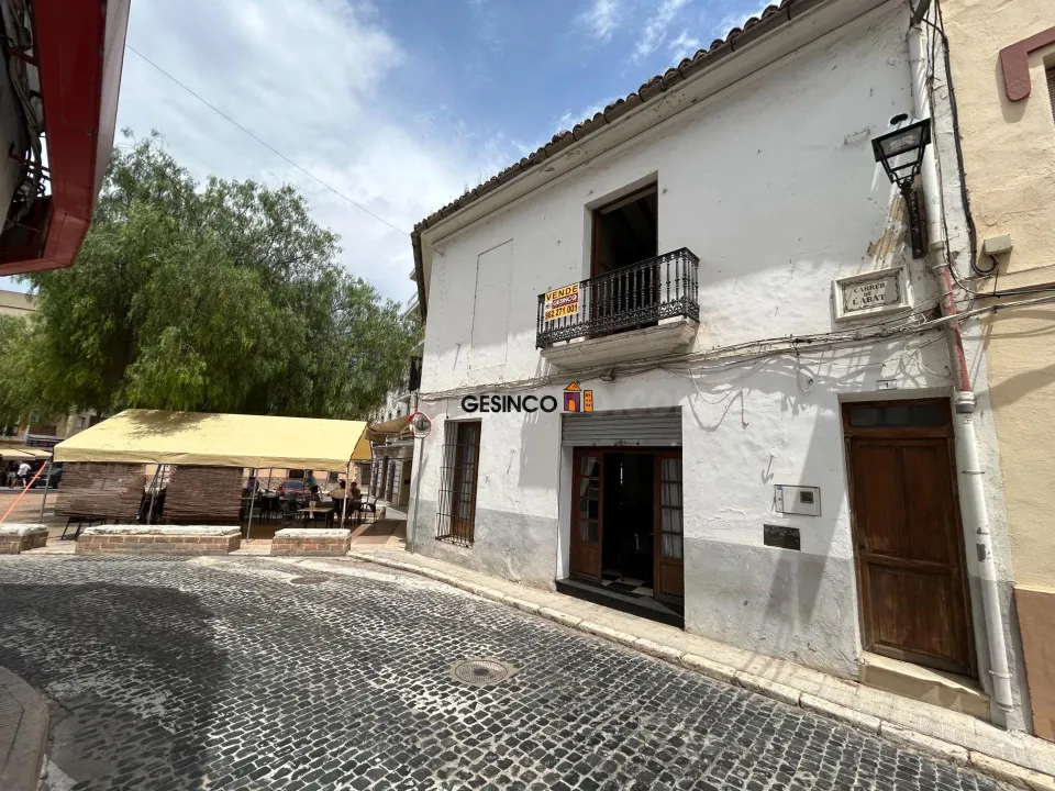 VIVIENDA CON LOCAL COMERCIAL EN CHAFLÁN