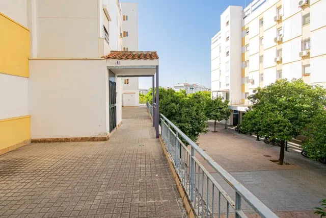 Estupendo piso en Polígono San Pablo, en calle Juan Espantaleón, junto Avda Villas de Cuba!! — 27