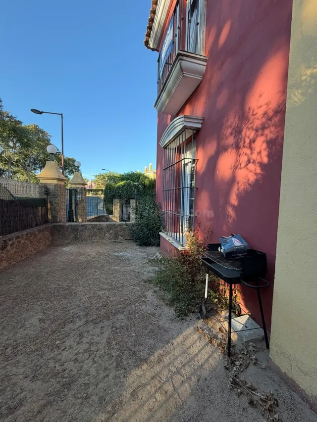 ADOSADO DE ESQUINA CON JARDÍN, DOS TERRAZA, DOS PLAZAS DE GA - foto 3