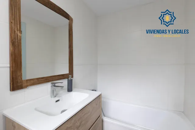 Casa independiente con piscina en La Zubia. — 23