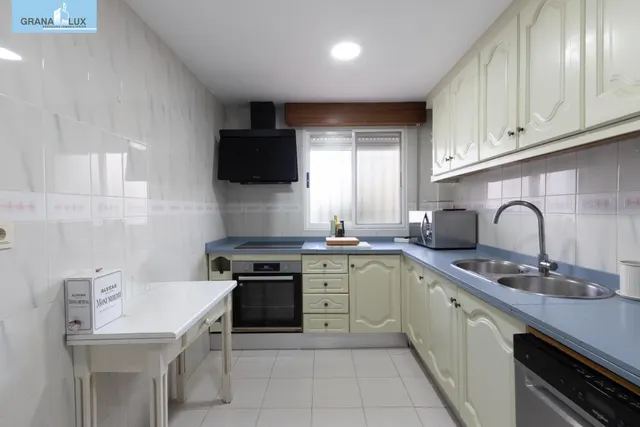 Casa independiente con piscina en La Zubia. — 10