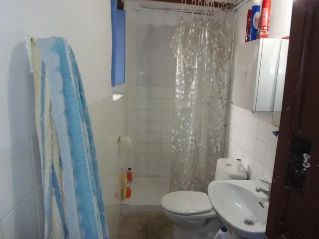 Casa grande haciendo esquina en el centro del pueblo, con patio grande, planta baja, dos alturas — 12
