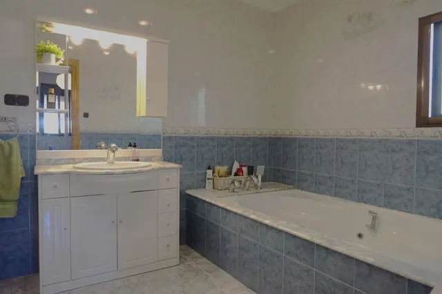 OPORTUNIDAD CHALET URBANO CON PISCINA EN LA GALIA — 35