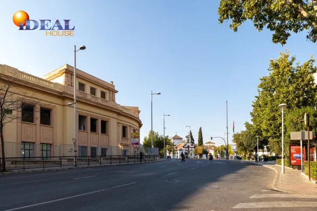 A9508K2. Local comercial en Avda. Madrid, frente a la antigua Facultad de Medicina. — 12