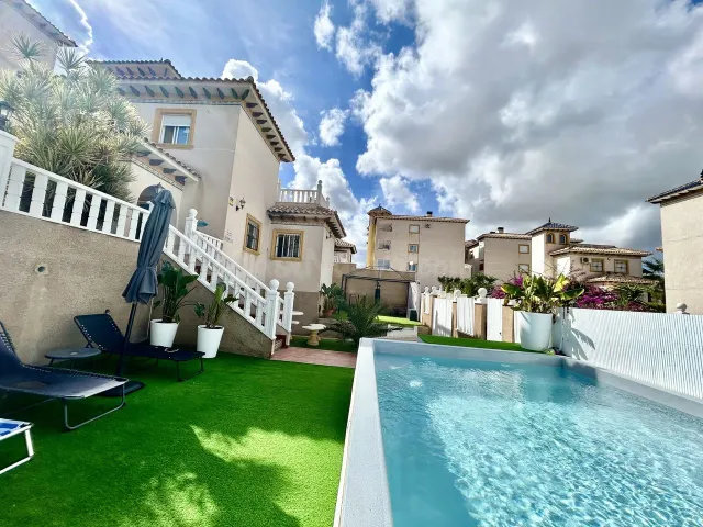 VILLA DE 4 DORMITORIOS Y 3 BAÑOS EN VILLAMARTIN (ORIHUELA CO - foto 2