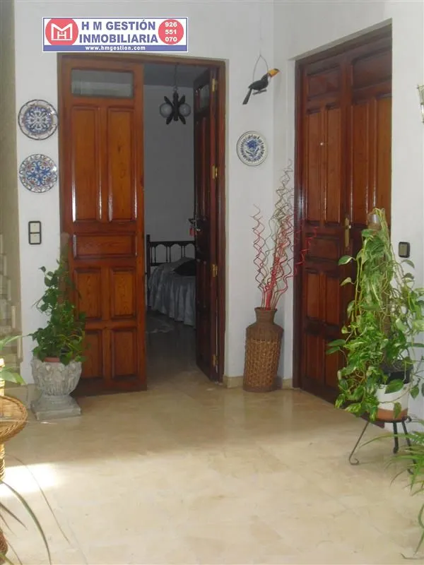Casa en zona centro de Alcázar a 5 minutos de la Plaza de España, En planta baja.: Garaje para dos coches, 3 habitaciones, servicio, patio cubierto distribuidor, patio exterior de 50 m2 y cuarto de — 4