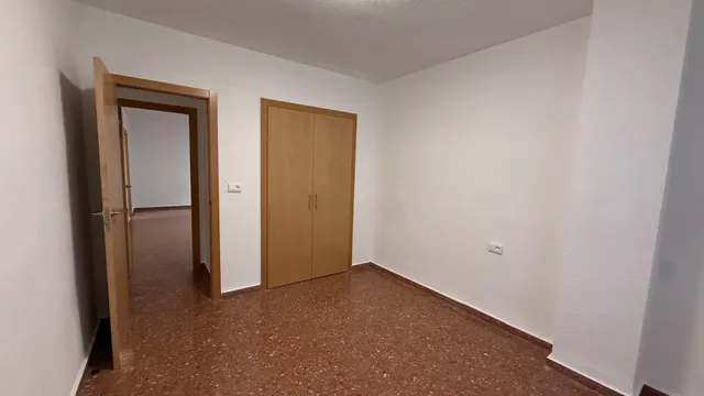 Piso en alquiler de tres dormitorios y dos baños completos. — 13