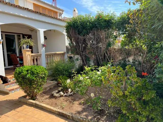 ADOSADO DE 3 habitaciones CON PARKING Y GRAN PISCINA COMUNITARIA CON JARDINES. — 5