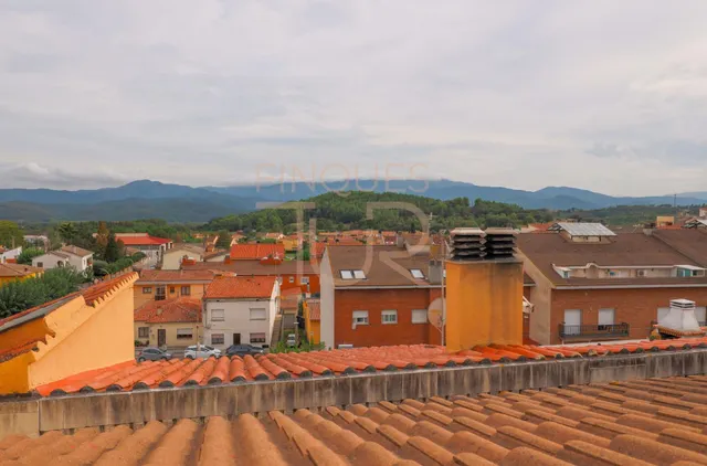 VENTA de AMPLIO en BREDA:  4 DORMITORIOS, MUY LUMINOSO y JUNTO al CENTRO DE BREDA — 34